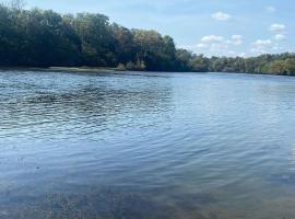 Luxury Riverfront Tiny Home- Amazing Views #555, domek nebo chatka v destinaci Strawberry Plains
