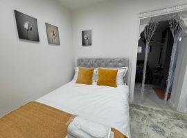 Large One Bedroom Flat in London Twickenham with Free Parking, hotel u gradu 'Hanworth'