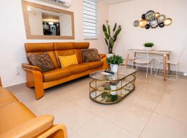 Spacious Retreat with Private Jacuzzi and Terrace, stuga i Ponce