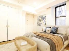 Discover a 3BR Oasis Private Patio 20 Min to Times Square l Tuscano I、ニューヨークのコテージ