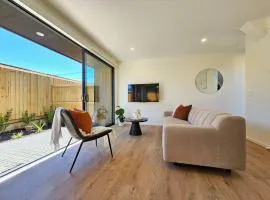 Cosy Central Home - Walk to CBD & Free EScooters!