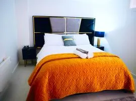 Perfect 1 Bed Apartment Sleeps 5 1 Kingsize bed 1 double Sofabed & Foldable Single bed Free Parking Wifi good transport network shopping Holiday Makers Families Contractors in North London