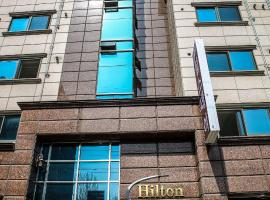 Hillstay Residence Hotel، فندق في كومي