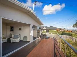 Tranquil Tranmere - City Views - Free Parking - Free Wifi