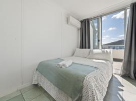 Private Room in a City Centre Duplex Apartment-A, hotel in Canberra
