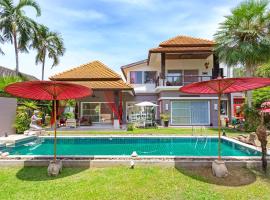3BR Boutique Pool Villa in Rawai, Villa Danny, hotel com piscinas em Ban Saiyuan (1)