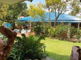 Vacation Garden Home with kiddie pool, central aircon, Netflix, billiards, table tennis and karaoke, khách sạn ở Cavite