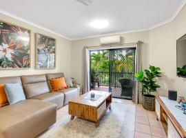 Portobello Place - A Tropical Poolside Getaway, apartment in Cairns North