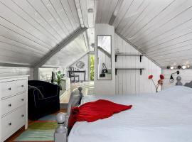 Loftlägenhet på hästgård i Tvååker, hotel v destinaci Tvååker