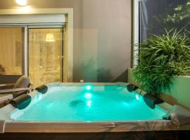 Sea Breeze & Nature villa with pool and hot jaguzzi near the sea، فندق في كريماستي