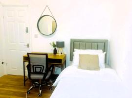 Newly renovated 3 Ensuite bedroom house in bury, 5 people、ベリーのホテル