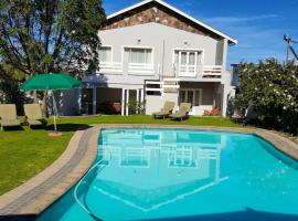 Moments Guesthouse, Kleinmond, hotel in Kleinmond