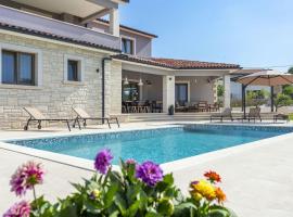Aeris mit privatem Pool, villa en Valtura