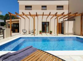 Villa Lona with private pool near Pula, дом для отпуска в городе Valtura