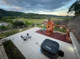 Holiday Home Ana with Sauna, Jacuzzi & Playground, hotel in Veliki Komor