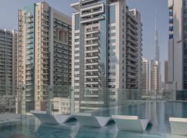 AWS Holiday Homes - Luxury Living besides Canal