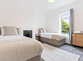 Victoria House - Central Location - Free Parking, Fast Wifi, SmartTV with Netflix by Yoko Property