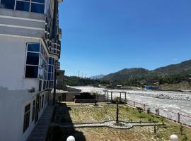 Riverine Hotel and Restaurant, hotel with parking in Morpandai