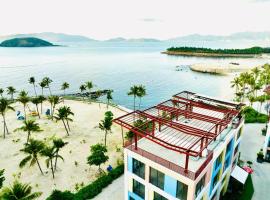 Cozy Front Beach House wid Private Beach: Nha Trang şehrinde bir otel