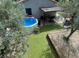 Maison individuelle avec extérieur et piscine, hotel em Bagnols-sur-Cèze