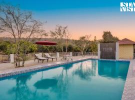 StayVista's SVP Farms - Mountain-View Villa with Swimming Pool, Lawn featuring a Gazebo, Terrace, Bar & Indoor-Outdoor Games, lemmikloomasõbralik hotell sihtkohas Bāzārgaon