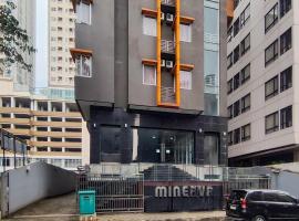 RedDoorz Plus Near ICE BSD Minerva, three-star hotel in Cilandak