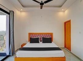 Hotel Maya Luxe, отель с парковкой в городе Мератх