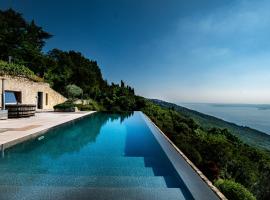 Aquiluna Suite con vista Lago di Garda, hotel v destinácii San Zeno