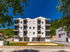 Seafront Villa Andrijana, Hotel in Plomin
