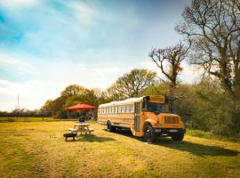 American School Bus Glamping at Lee Meadows Farm: Lee şehrinde bir otoparklı otel