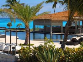 Oceanfront Oasis: Elegant Estate with Infinity Pool, hotel en Colebrooke Dale