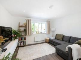 2 Bedroom 2 Bathrooms Parking Electric Charger Juliet Balcony Close to Reigate Station Centre - 2230, hotel v destinaci Reigate