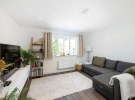 2 Bedroom 2 Bathrooms Parking Electric Charger Juliet Balcony Close to Reigate Station Centre - 2230, готель у місті Рейґет