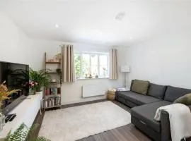 2 Bedroom 2 Bathrooms Parking Electric Charger Juliet Balcony Close to Reigate Station Centre - 2230