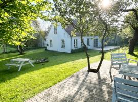 Your Charming Summer Cottage، كوخ في Borre