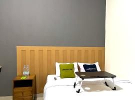 Urbanview De Path House Syariah Boyolali, hotel v destinaci Mojosongo
