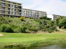Apartment in Belas Golf country club - pool, private terrace and golf course view: Vale de Lobos'ta bir golf oteli