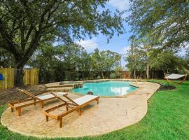 Tropical Pool Oasis - 5 BR Foosbal Cinema, hotel sa Flower Mound