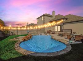 Texan Sunny Oasis 5 BED Private Pool Hot tub, hotelli kohteessa Rowlett