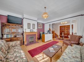 Marmora and Lake Inn Superior Apartment- Sleeps 13 guests, ξενοδοχείο σε Marmora