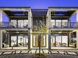 Modern Luxury Concrete Home, Hotel in Long Beach