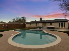 Texas Designer Home with Private Hot Tub and Pool, hotel in North Richland Hills