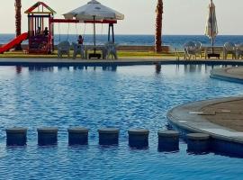 شاليه غرفتين 2حمام للايجار مصيف بمطروح قرية لونج ايلند جزيرة روميل โรงแรมในมาร์ซา เมทรูห์