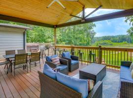 Riverfront Vacation Rental with Hot Tub and Fire Pits!, villa in Royal