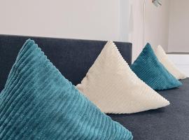 Neuwertiges Apartment mit schnellem WLAN, Glasfaser, Kostenlose Privatparkplatz auch für Transporter geeignet R23, hotel in Freiberg am Neckar