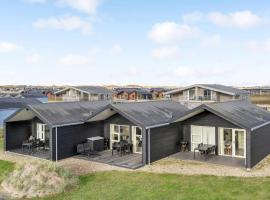 Awesome Home In Ringkbing With Kitchen, vakantiewoning aan het strand in Søndervig