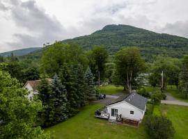 Hunter Mountain View Cabin by Summer, cottage in Lanesville
