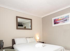 Suite D - Large Private Room in St Helens, отель в городе Сент-Хеленс