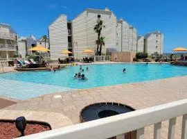 Renovated Beachfront Condo with 2 Pools, Tons of Beds Bahia Mar #426