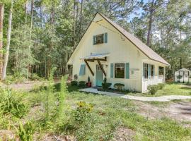 Rural Retreat! Florida Cottage with Screened Patio, hotel v destinaci Pine Bluff
